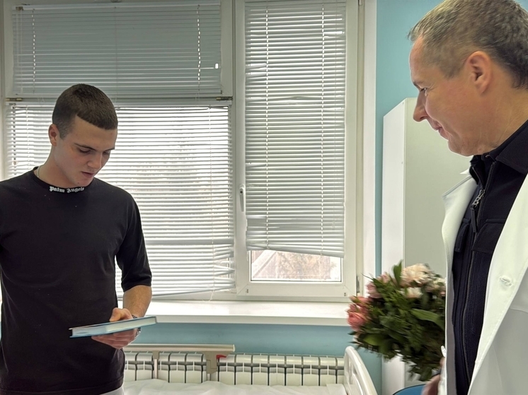 Гладков навестил в больнице подростка, пострадавшего при атаке в Шебекинском округе