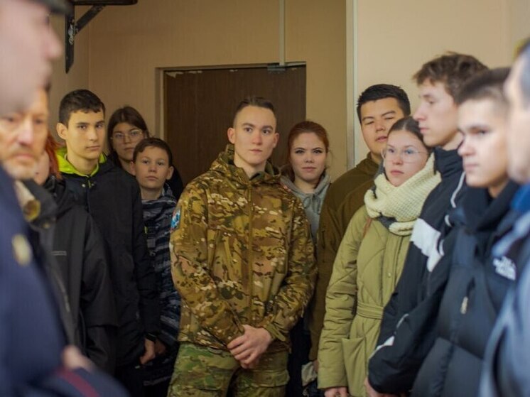 Школьники и студенты Мурманска провели день с участковыми полиции