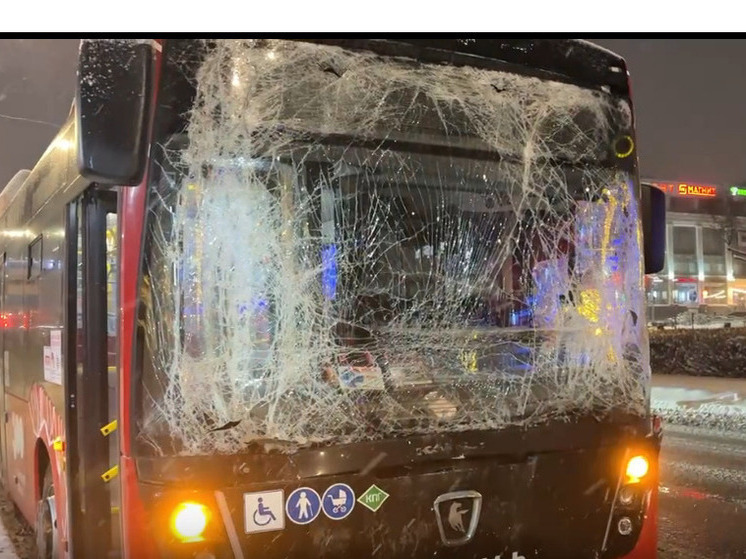 Не поставила на тормоз: в Соликамске пассажирский автобус съехал в кювет