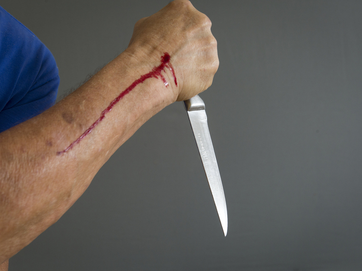 В Бирмингеме чернокожий мужчина напал с ножом на женщину