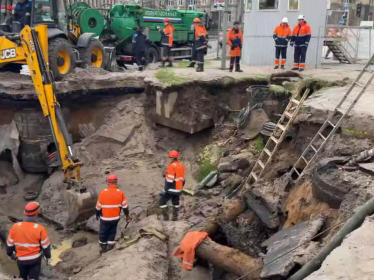 На проспекте Энгельса ограничили движение из-за аварии на водоводе
