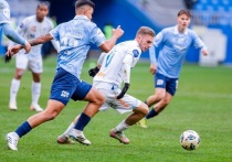 В Самаре «Крылья Советов» и «Зенит» сыграли вничью — 1:1. На 50-й минуте Костанца забил после подачи Ахметова, на 56-й Глушенков ответил со штрафного. Лучший игрок — Чернов («Крылья»). Решение о проведении матча на «Солидарность Самара Арена» было принято комиссией РПЛ 7 ноября, несмотря на вопросы к газону после акции «Россия — спортивная держава». «Зенит» не проигрывает 11 туров, «Крылья» без побед — 7 матчей. 