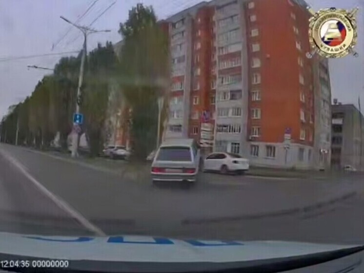 В Чебоксарах водитель ВАЗ-2114 уходя от погони протаранил «Ладу Весту»