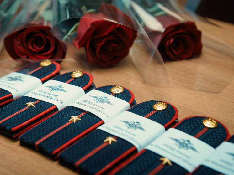 В Мурманске девять полицейских получили первые офицерские звания