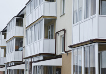 В детскую больницу доставили на лечение 14-летнюю школьницу, которая выпала с четвертого этажа упала, развешивая белье на балконе