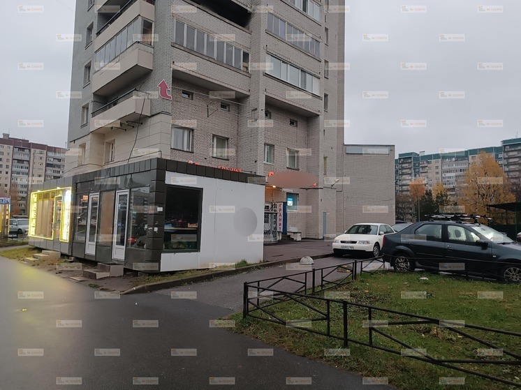 Жители Приморского района сообщили о ларьке с табаком возле школы