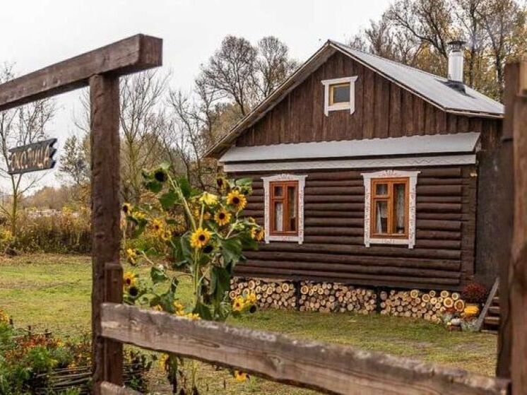 Традиционный деревянный дом – сруб, построенный из толстых бревен, принадлежит супругам Сегодиным: Полине и Александру
Традиционный деревянный дом – сруб, построенный из толстых бревен, принадлежит супругам Сегодиным: Полине и Александру