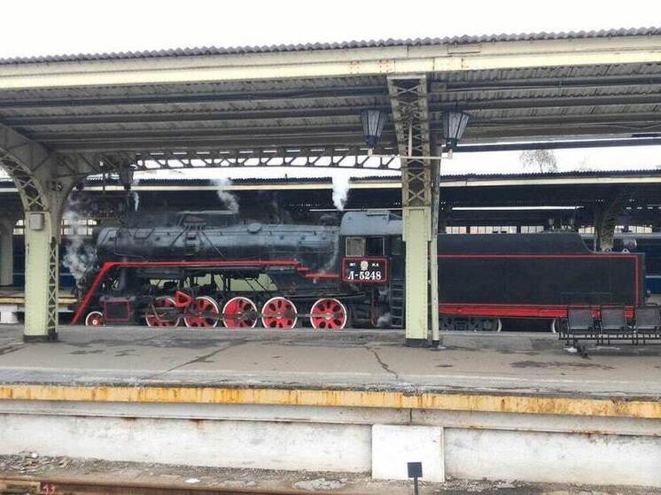 Тепловоз-памятник засиял новым светом в Великом Новгороде