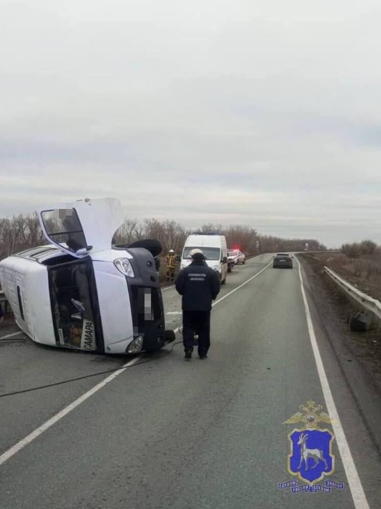 В Волжском районе перекрыли движение из-за перевернувшейся пассажирской «Газели»