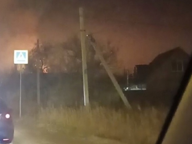 На юге Волгограда вечером 9 ноября загорелась заброшенное здание