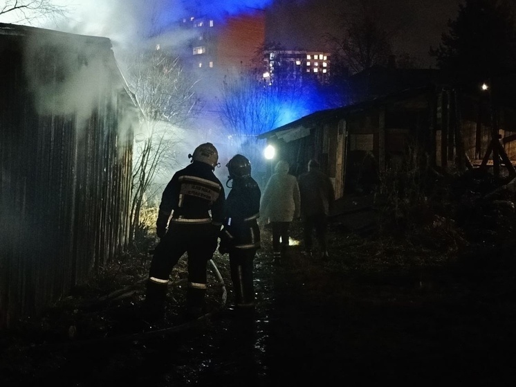 В Архангельске пожарные ликвидируют возгорание на улице Гагарина