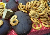 10 ноября — особый день в народном календаре, когда чтят память святой Параскевы Пятницы, названной так в честь дня крестных страданий Христа. На Руси ее почитали как главную женскую заступницу, покровительницу семьи, домашнего очага и рукоделия. Этот день был наполнен особыми ритуалами, строгими запретами и наблюдательными приметами, которые помогали подготовить душу и дом к долгой зиме.