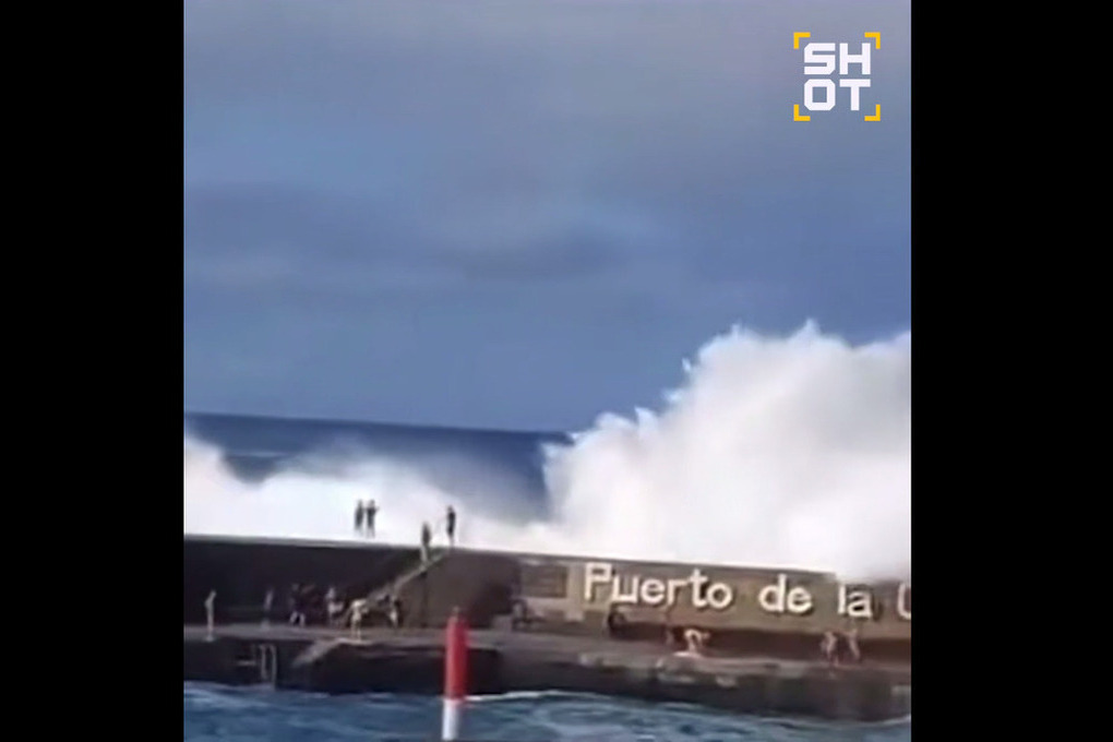 Несколько туристов смыло огромной волной в море