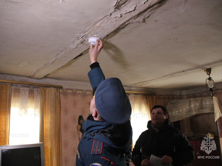 Молодым родителям в Курской области вручили более 4000 пожарных извещателей