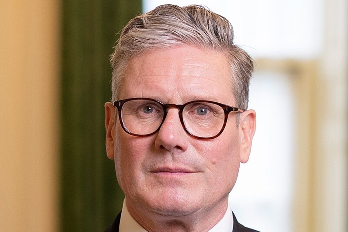 Starmer opozorjen na nujne zadeve v Veliki Britaniji zaradi pogostih potovanj v tujino