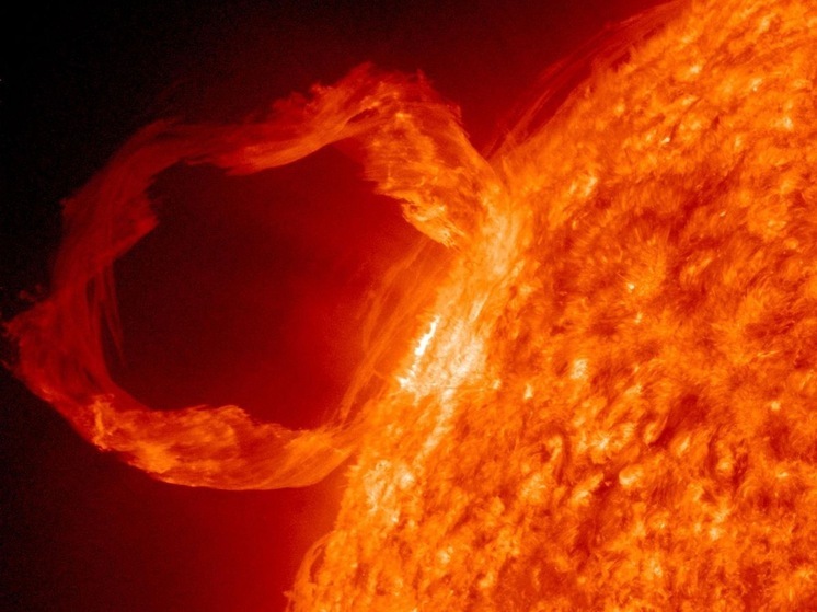 A powerful solar flare destroyed a giant prominence.