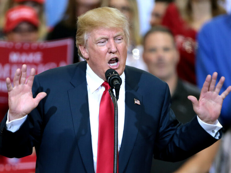 Трамп похвастался низким пролетом над стадионом