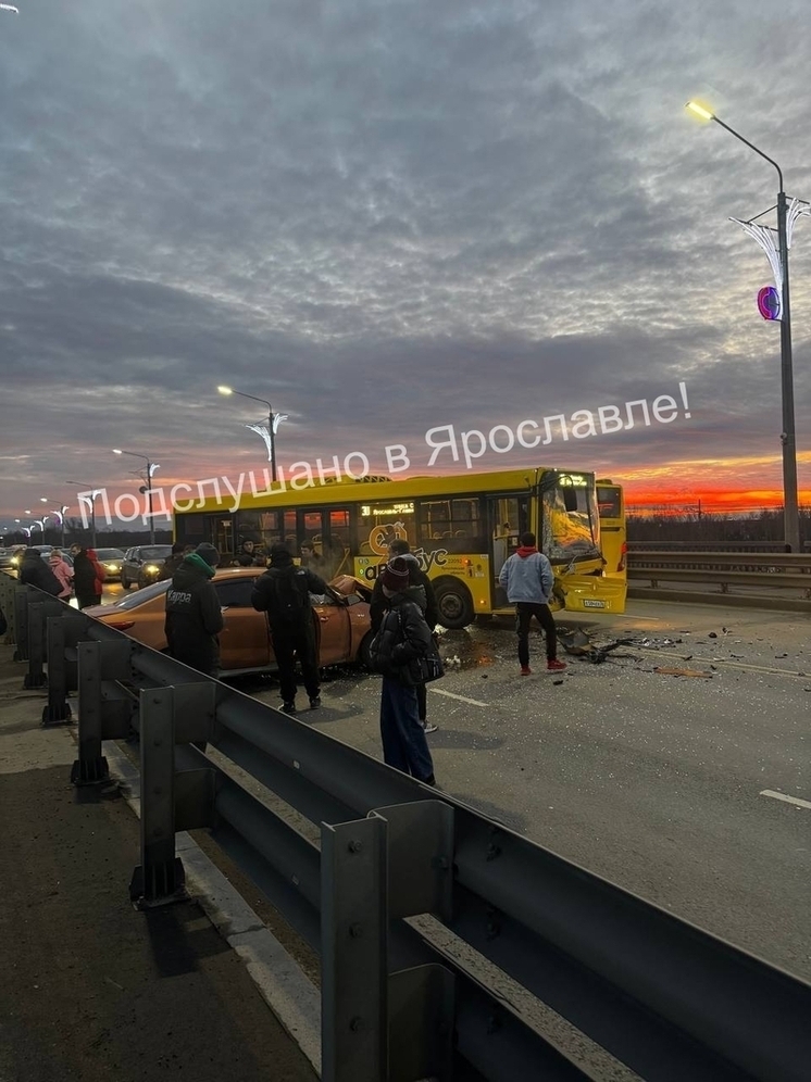 В Ярославле из-за внезапного приступа водителя стоял Октябрьский мост