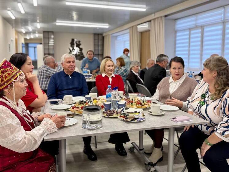 Глава Муравленко в Тюмени наградила первопроходцев Севера за внесенный в развитие города труд