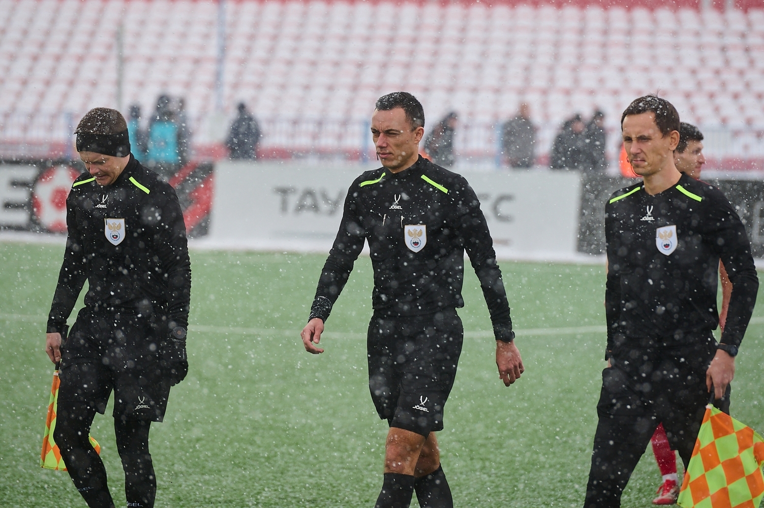 А вот кому заснеженного футбола: смотрим, как «СКА-Хабаровск» играл в мощнейший снегопад с «Уралом»