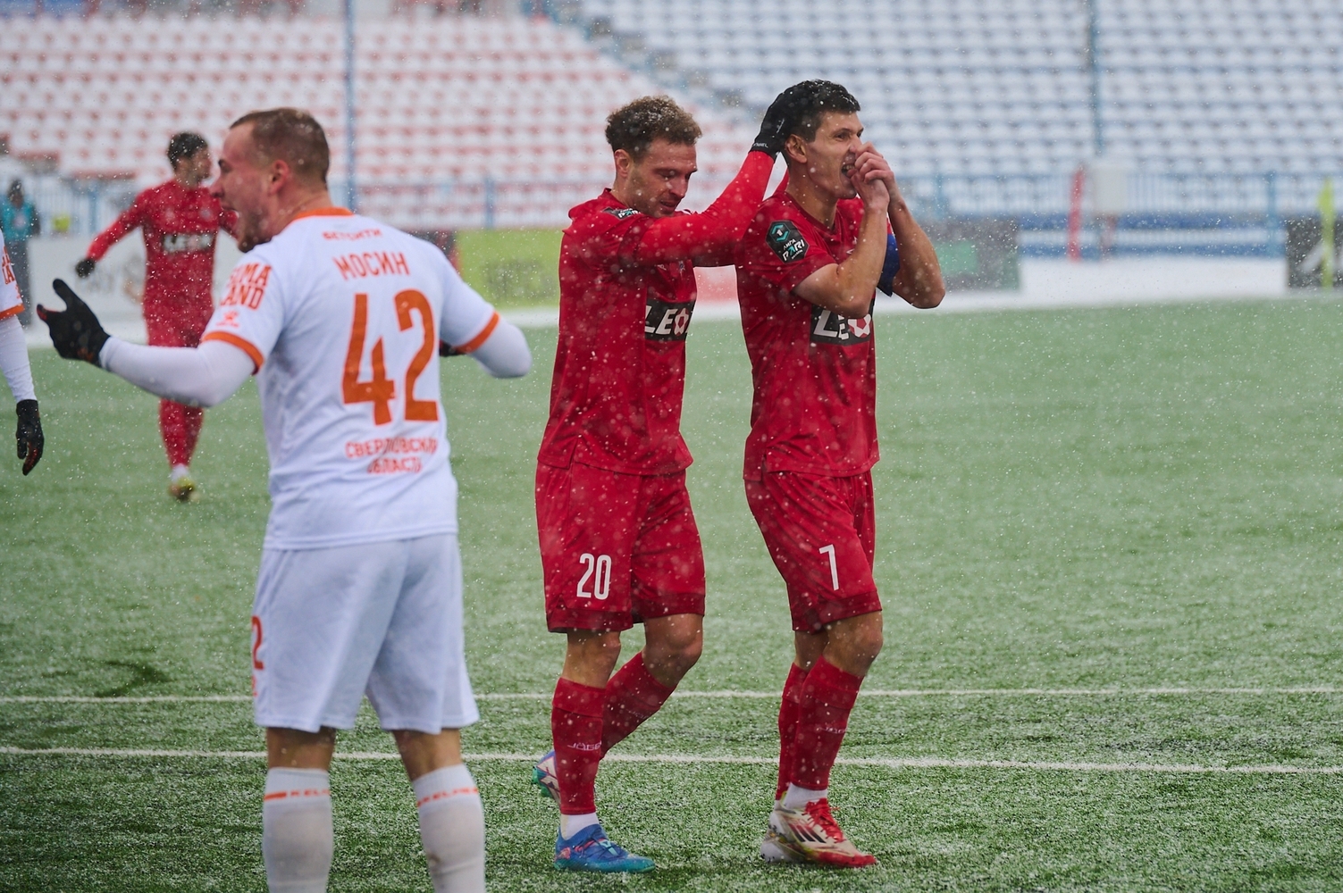 А вот кому заснеженного футбола: смотрим, как «СКА-Хабаровск» играл в мощнейший снегопад с «Уралом»