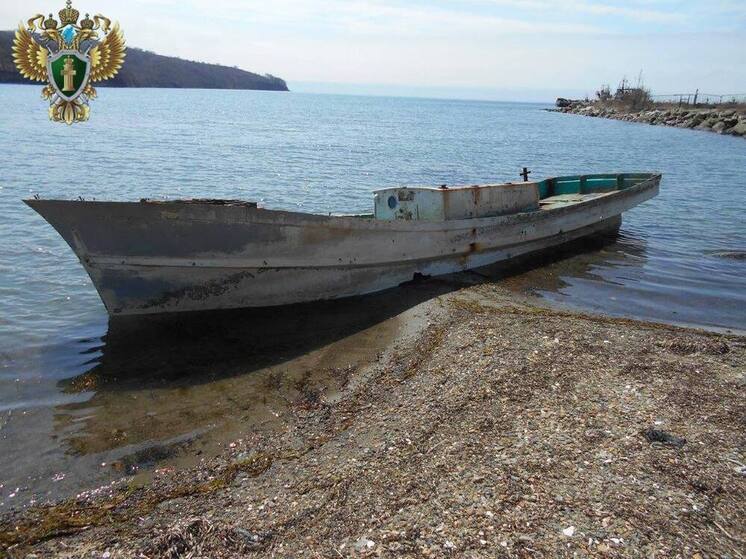  В Приморье прокуратура заставила убрать затонувшее судно из бухты
