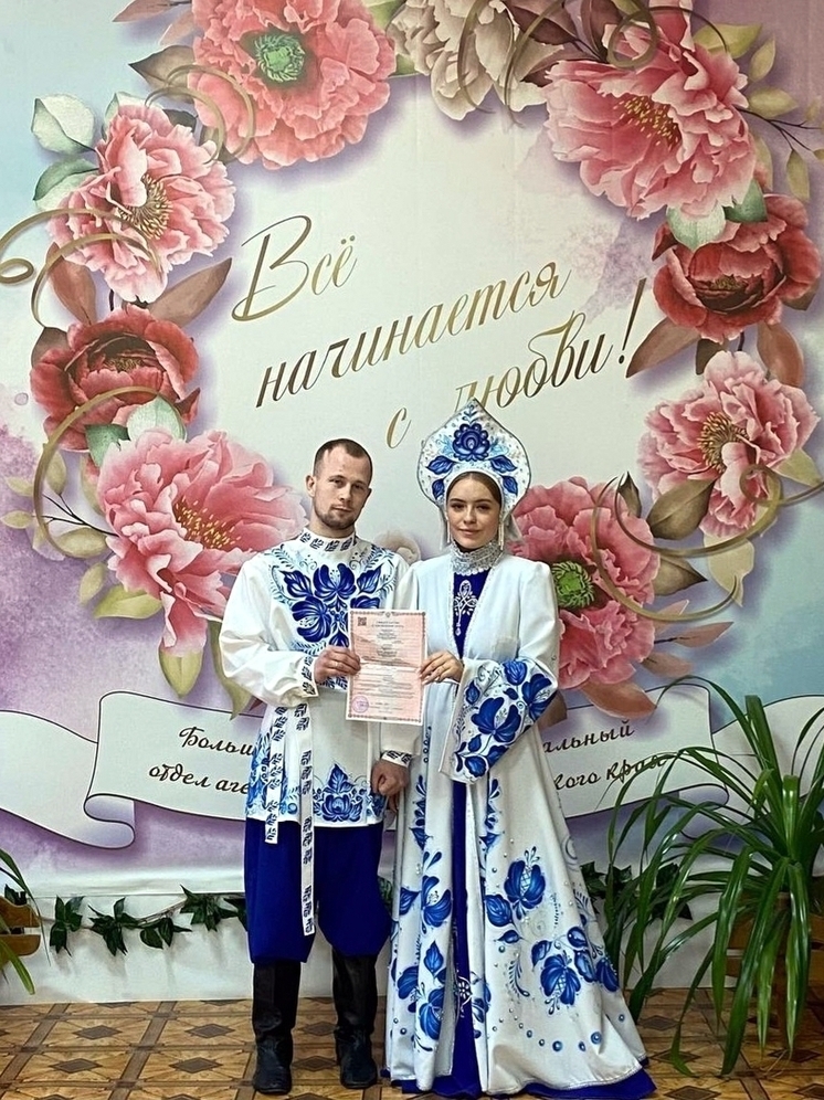 Красноярские молодожены все чаще выбирают народные костюмы для свадебных церемоний