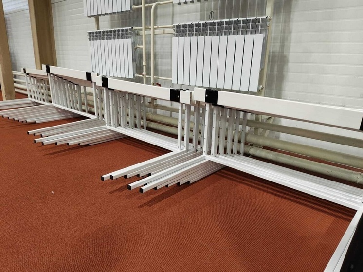 Легкоатлетам Абакана привезли новые барьеры для соревнований и тренировок