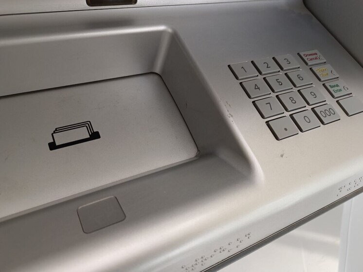 В Новоалтайске 25-летний местный житель стал жертвой мошенников, пытаясь защитить свои сбережения