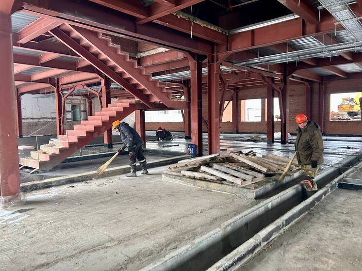 В одном из учебных заведений Кемерова произошел инцидент: с потолка начала литься кипящая вода