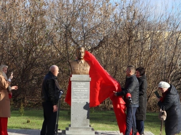 В Орловской области в селе Тросна установили бюст Сталина
