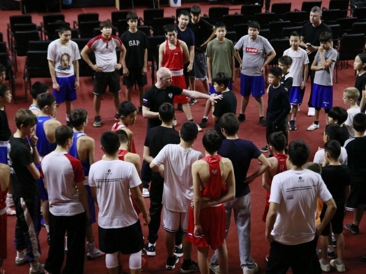 Олимпийский чемпион по боксу провел в Элисте мастер-класс