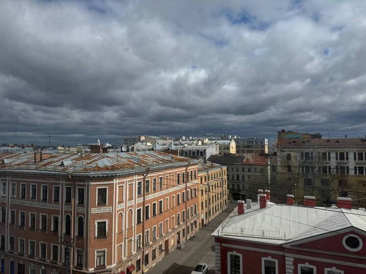 Над Петербургом повисла облачная вуаль