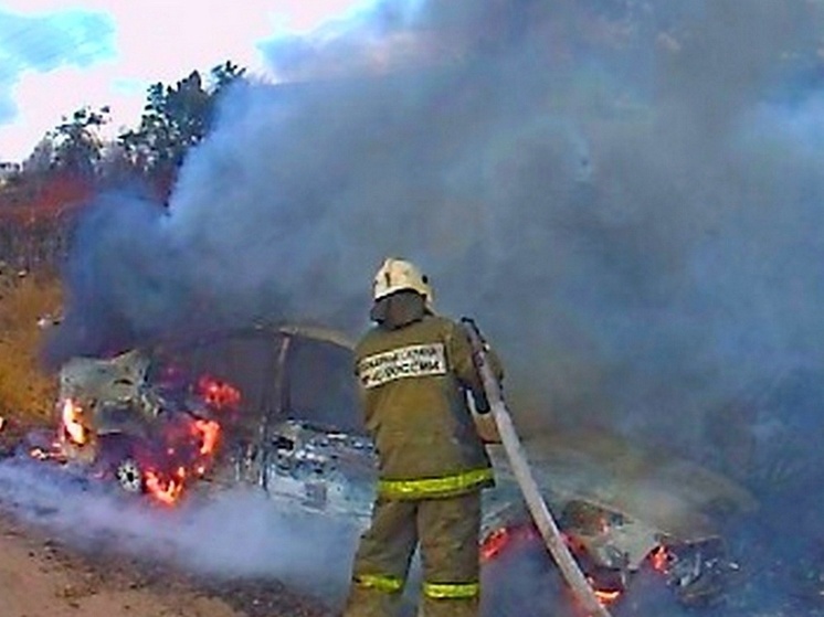 В Воронеже на дороге вспыхнула «Лада Приора»