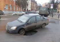 Псковские дороги иногда преподносят жителям региона неприятные сюрпризы