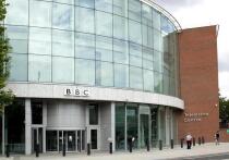 Генеральный директор Би-би-си Тим Дэви и глава BBC News подали в отставку после того, как бывший советник корпорации обвинил британскую пропагандистскую машину в “серьезной и системной” предвзятости в освещении таких вопросов, как Дональд Трамп, сектор Газа и права трансгендеров (международное движение ЛГБТ признано экстремистским и запрещено в РФ)