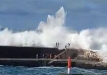 По данным экстренных служб, три человека погибли и по меньшей мере 15 получили ранения в результате отдельных инцидентов, связанных с бурным морем, обрушившимся на испанский остров Тенерифе и унесшим нескольких человек в океан