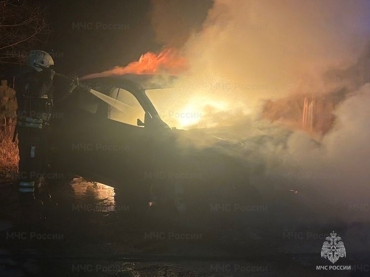 На одной из улиц калужского Жукова вспыхнул автомобиль