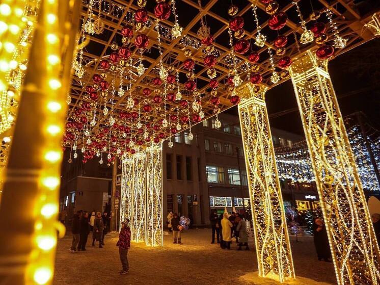 Новогоднюю иллюминацию начали монтировать на улице Ленина в Новосибирске