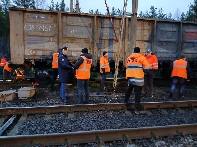 В Лодейнопольском районе с рельсов сошли грузовые вагоны с щебнем