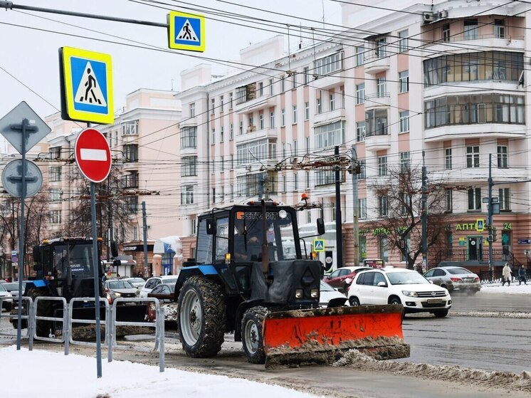 В Челябинске убирают улицы и высаживают ели