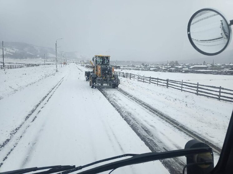 Более сотни единиц техники работают на трассах Бурятии после снегопада
