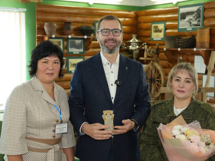 В музей Черемховского района спикер ЗС передал игрушку-талисман участницы СВО