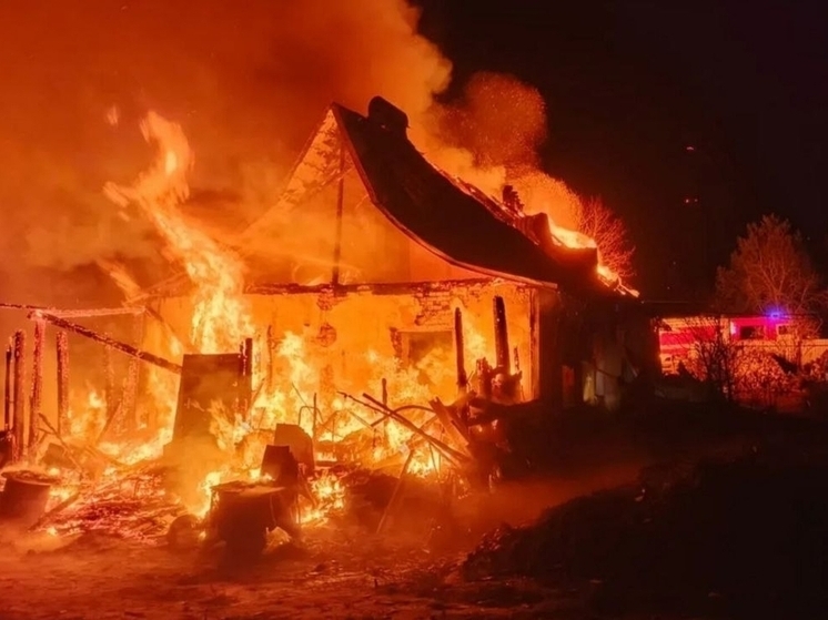 В деревне Матокса огонь уничтожил кирпичный дом