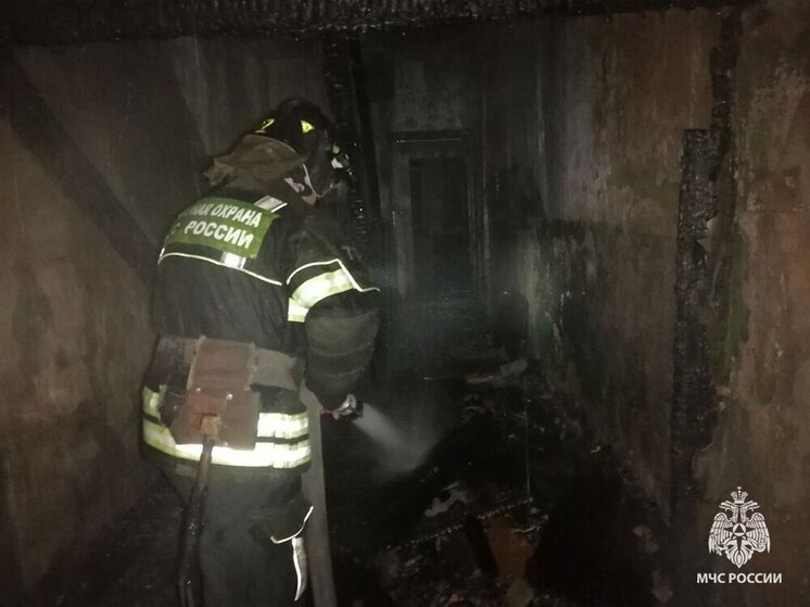 Почти 10 человек тушили пожар в общежитии Узловой на площади 12 кв. м