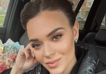 Олимпийская чемпионка по фигурному катанию Аделина Сотникова отпраздновала ситцевую свадьбу. В ноябре 2024 года спортсменка официально оформила брак с отцом своего сына Адриана, казахстанским теннисистом Дмитрием Попко.