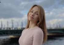 Завершившая спортивную карьеру 23-летняя российская фигуристка Лина Кудрявцева поделилась эффектными фотографиями с отдыха. Выступавшая в парном катании спортсменка похвасталась красивой фигурой.