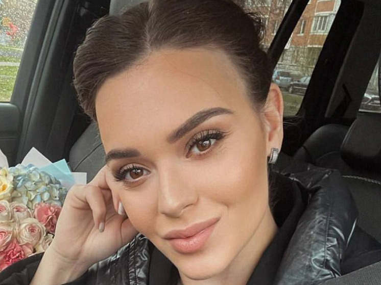 Олимпийская чемпионка по фигурному катанию Аделина Сотникова отпраздновала ситцевую свадьбу. В ноябре 2024 года спортсменка официально оформила брак с отцом своего сына Адриана, казахстанским теннисистом Дмитрием Попко.