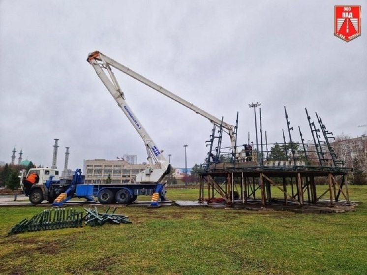 В Набережных Челнах приступили к сборке главной новогодней елки