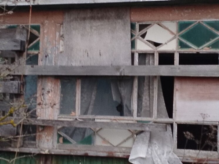 С третьего этажа «заброшки» в Тосненском районе упал 12-летний ребенок